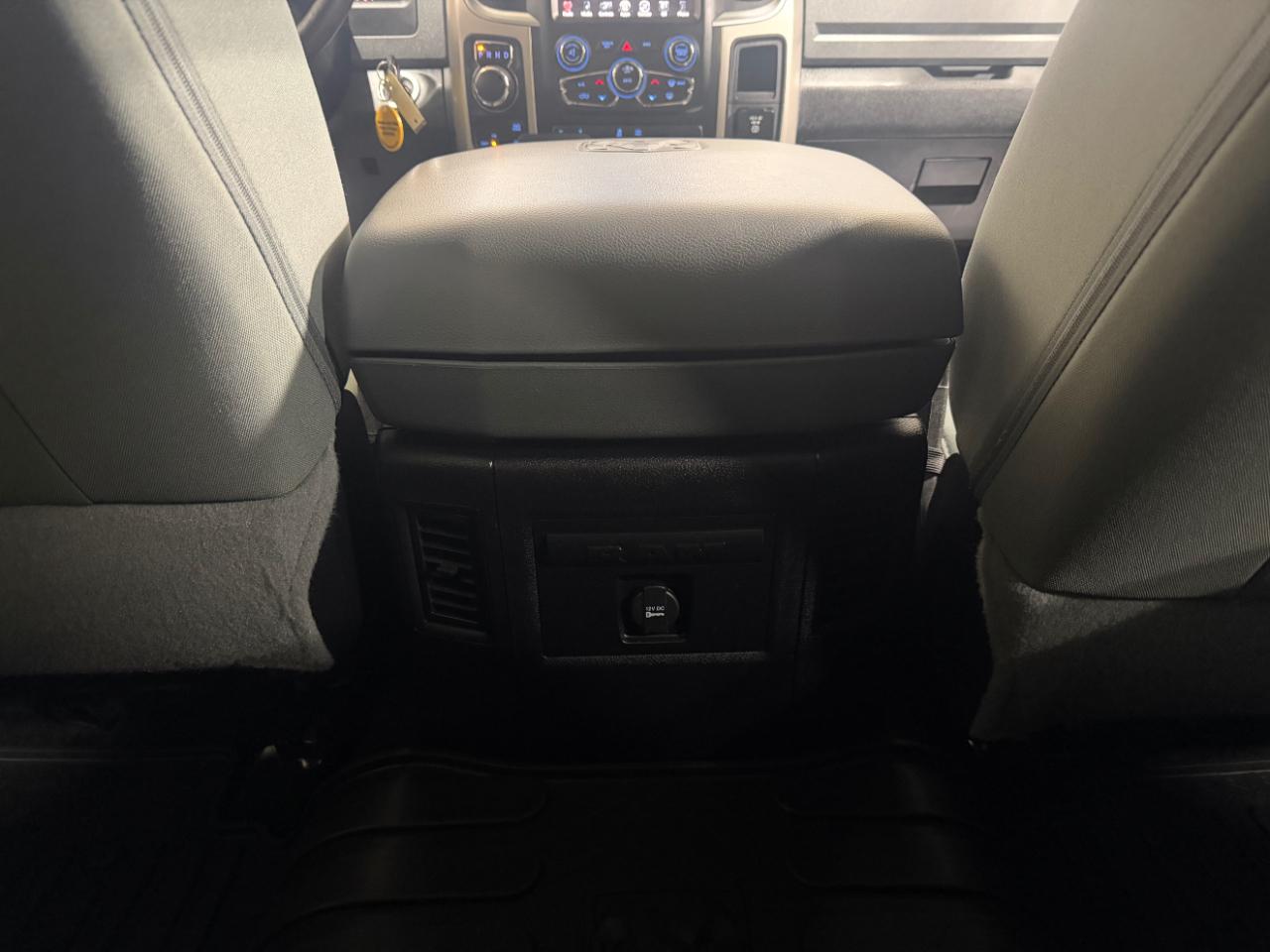 RAM 1500 4WD Crew Cab 140.5" Outdoorsman 2015
