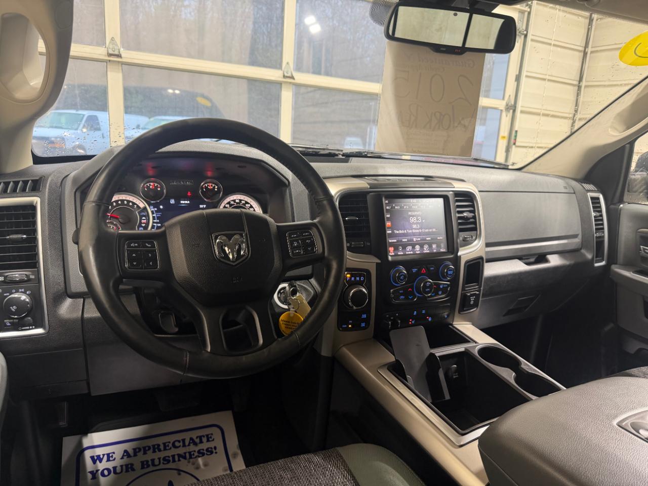 RAM 1500 4WD Crew Cab 140.5" Outdoorsman 2015