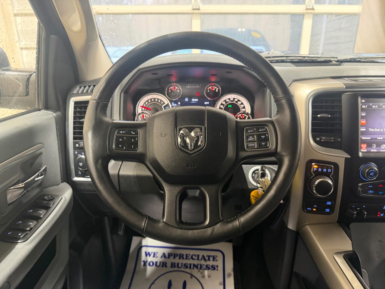 RAM 1500 4WD Crew Cab 140.5" Outdoorsman 2015