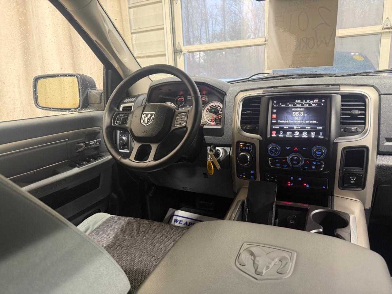 RAM 1500 4WD Crew Cab 140.5" Outdoorsman 2015