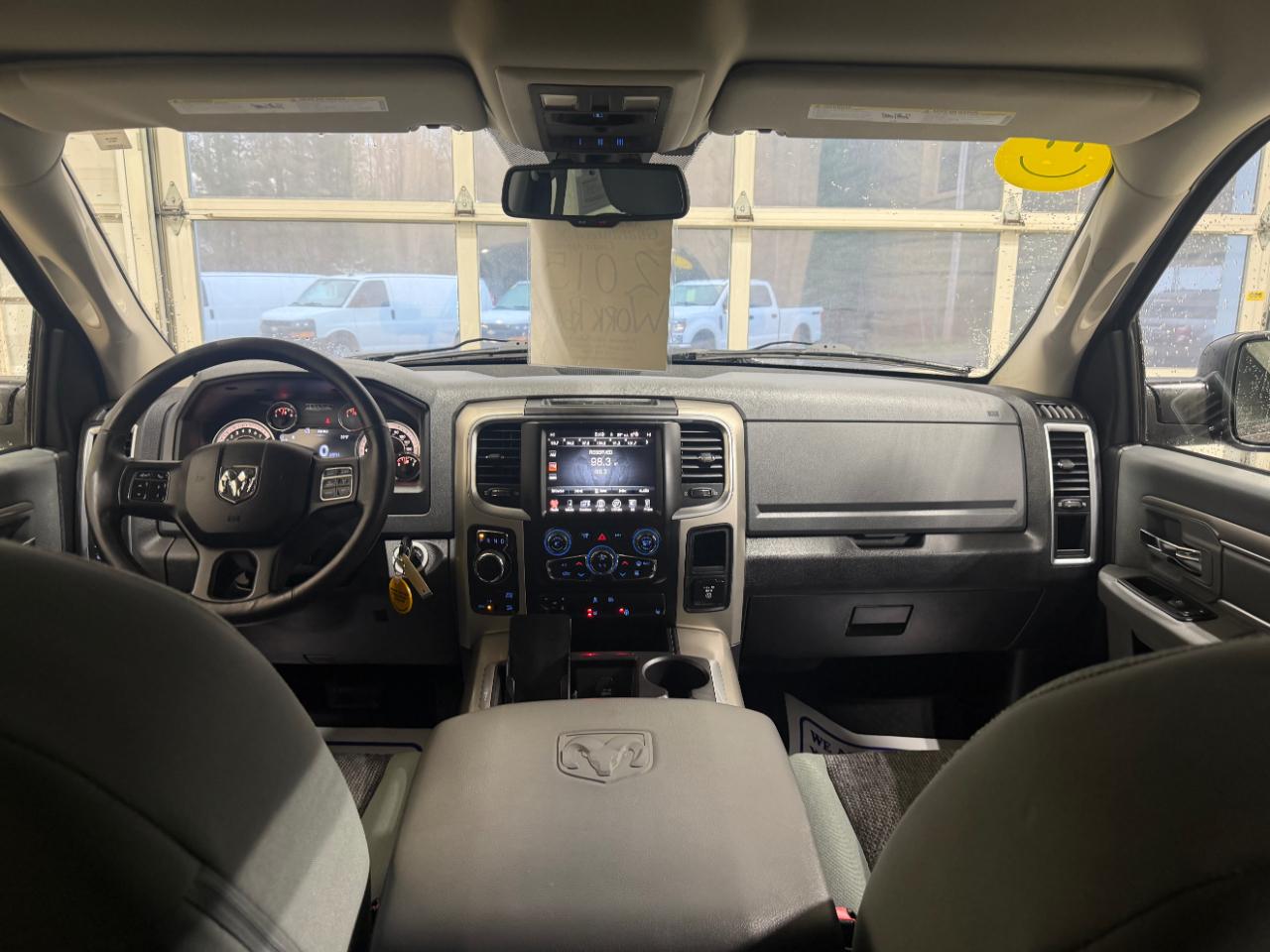 RAM 1500 4WD Crew Cab 140.5" Outdoorsman 2015