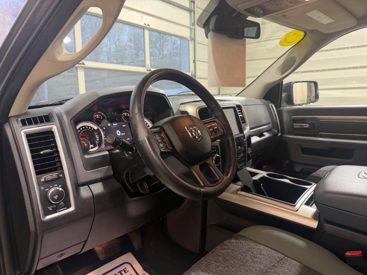 RAM 1500 4WD Crew Cab 140.5" Outdoorsman 2015