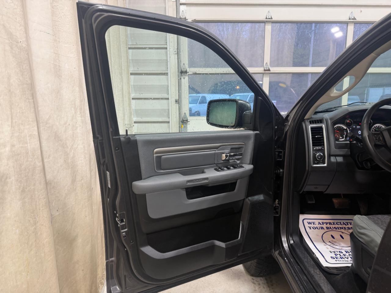 RAM 1500 4WD Crew Cab 140.5" Outdoorsman 2015