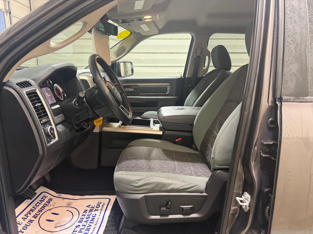 RAM 1500 4WD Crew Cab 140.5" Outdoorsman 2015