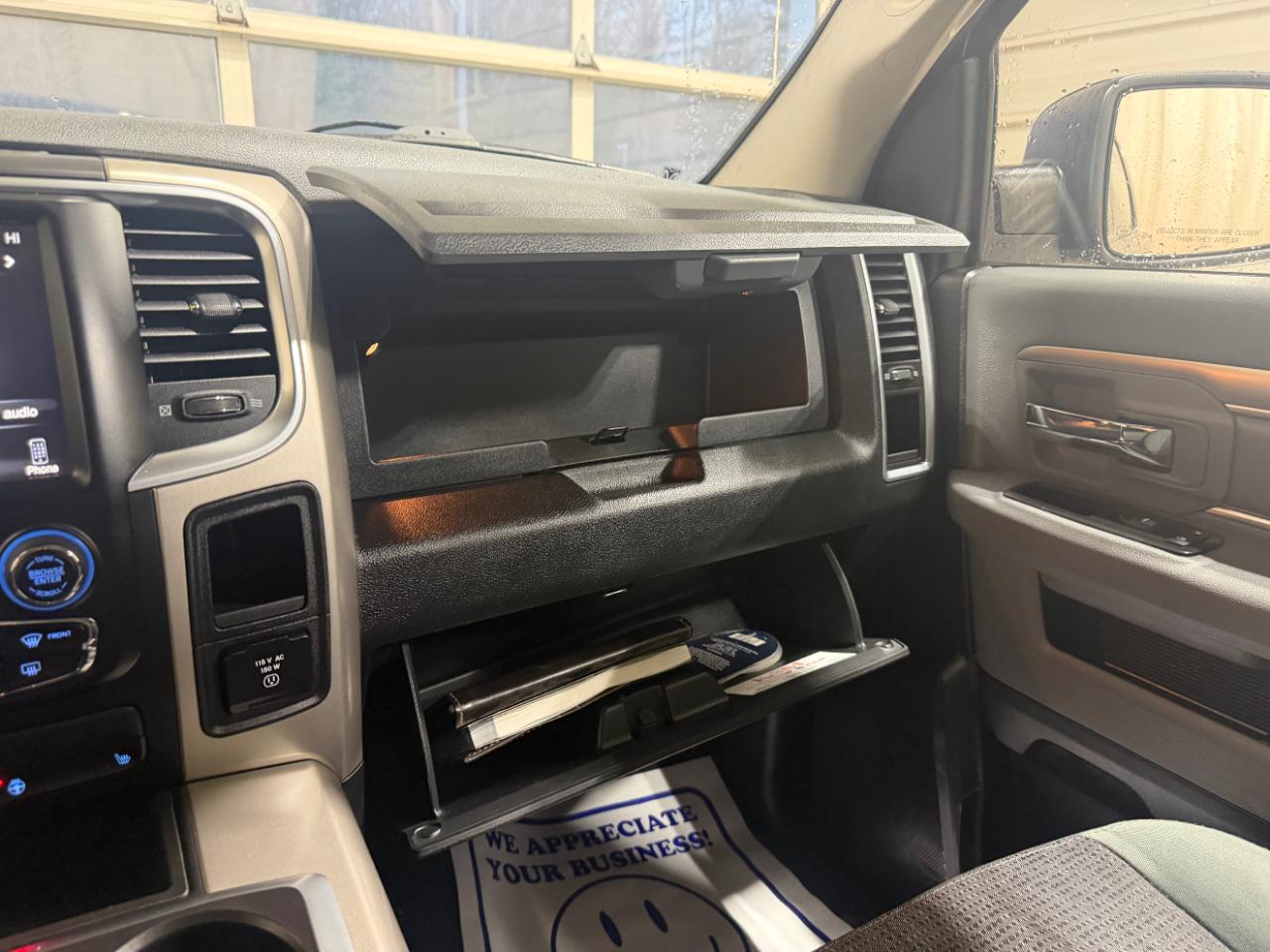 RAM 1500 4WD Crew Cab 140.5" Outdoorsman 2015