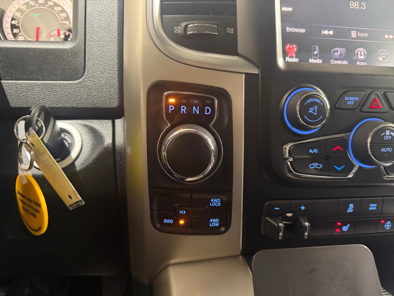 RAM 1500 4WD Crew Cab 140.5" Outdoorsman 2015