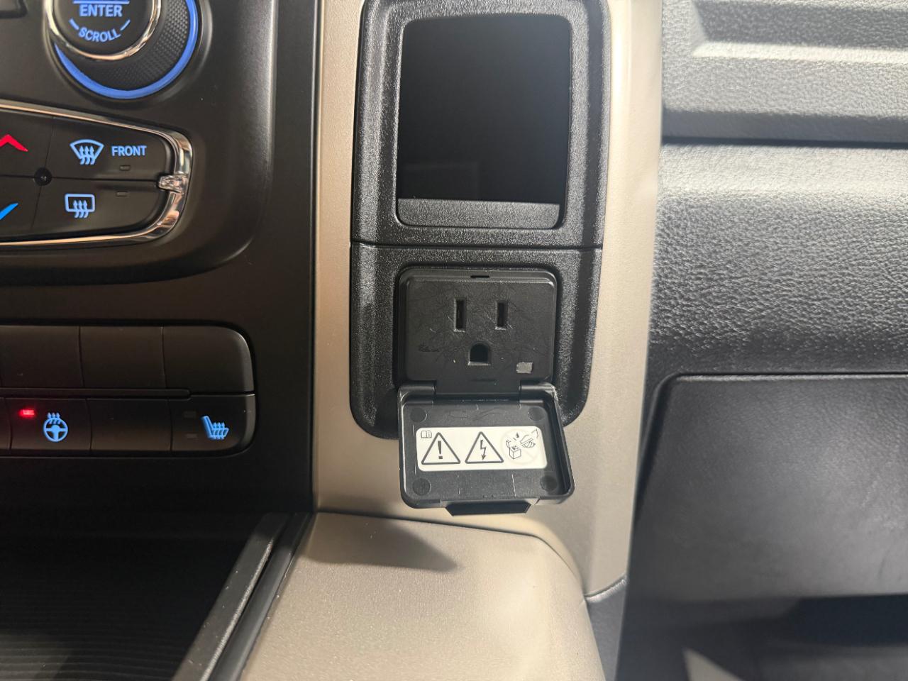 RAM 1500 4WD Crew Cab 140.5" Outdoorsman 2015