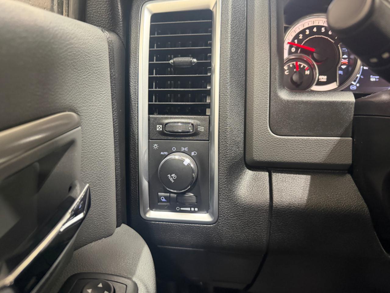 RAM 1500 4WD Crew Cab 140.5" Outdoorsman 2015