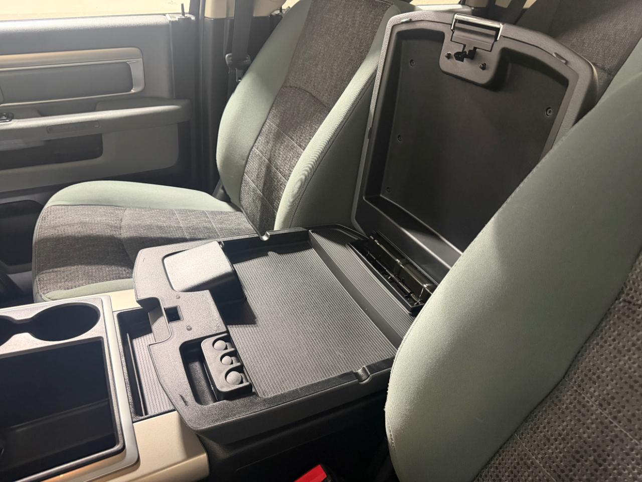 RAM 1500 4WD Crew Cab 140.5" Outdoorsman 2015