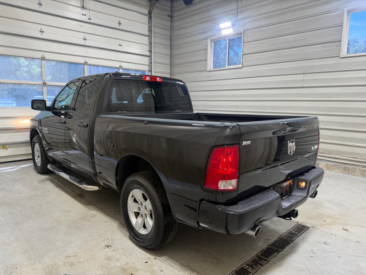 RAM 1500 Express 4x4 Quad Cab 6'4" Box 2017