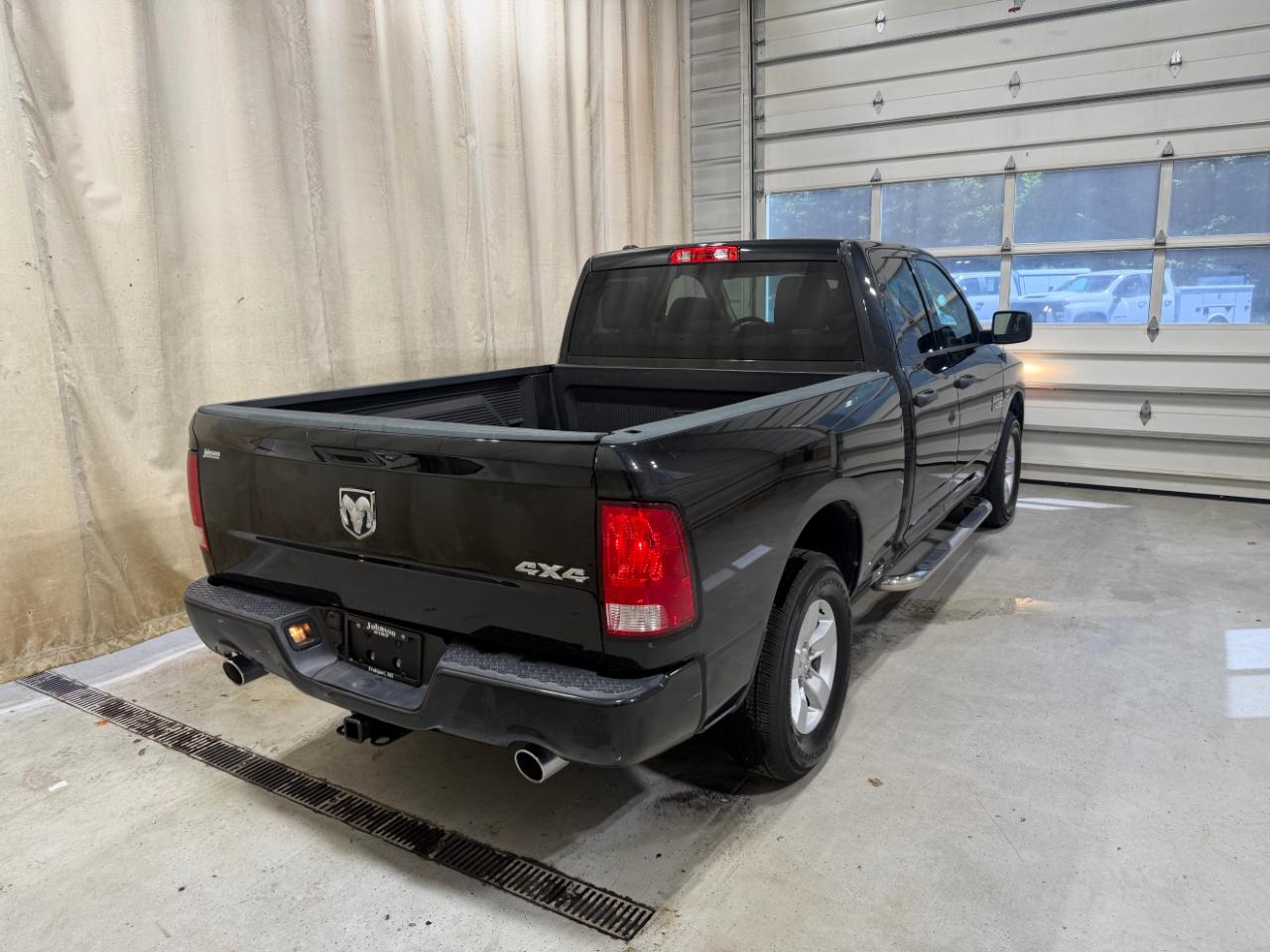 RAM 1500 Express 4x4 Quad Cab 6'4" Box 2017