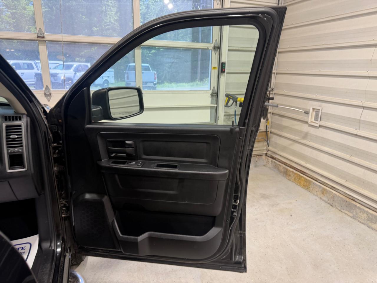 RAM 1500 Express 4x4 Quad Cab 6'4" Box 2017