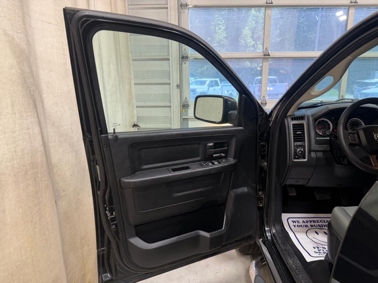 RAM 1500 Express 4x4 Quad Cab 6'4" Box 2017
