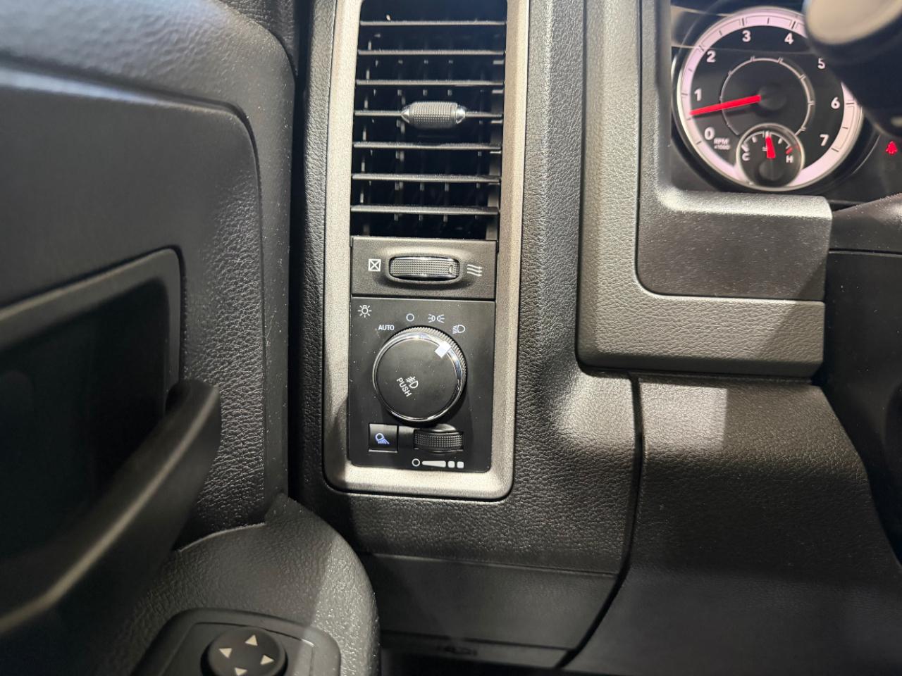 RAM 1500 Express 4x4 Quad Cab 6'4" Box 2017