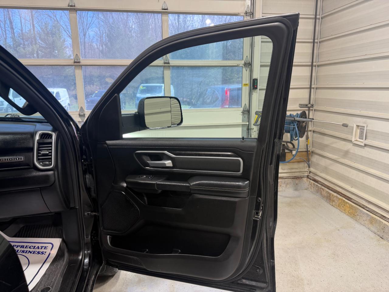 RAM 1500 Big Horn 4x4 Crew Cab 5'7" Box 2023