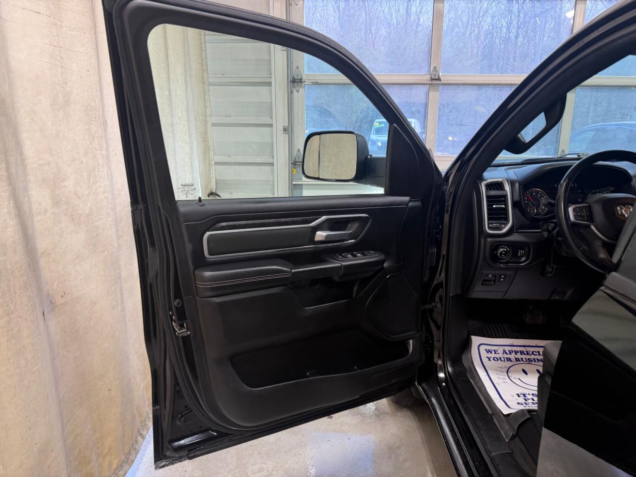 RAM 1500 Big Horn 4x4 Crew Cab 5'7" Box 2023