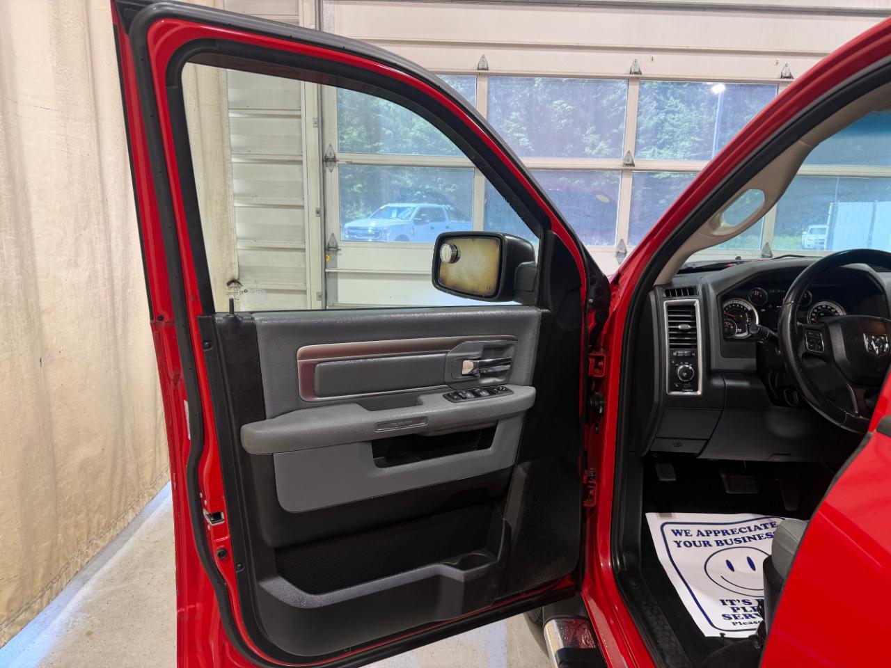 RAM 1500 4WD Crew Cab 140.5" Big Horn 2016