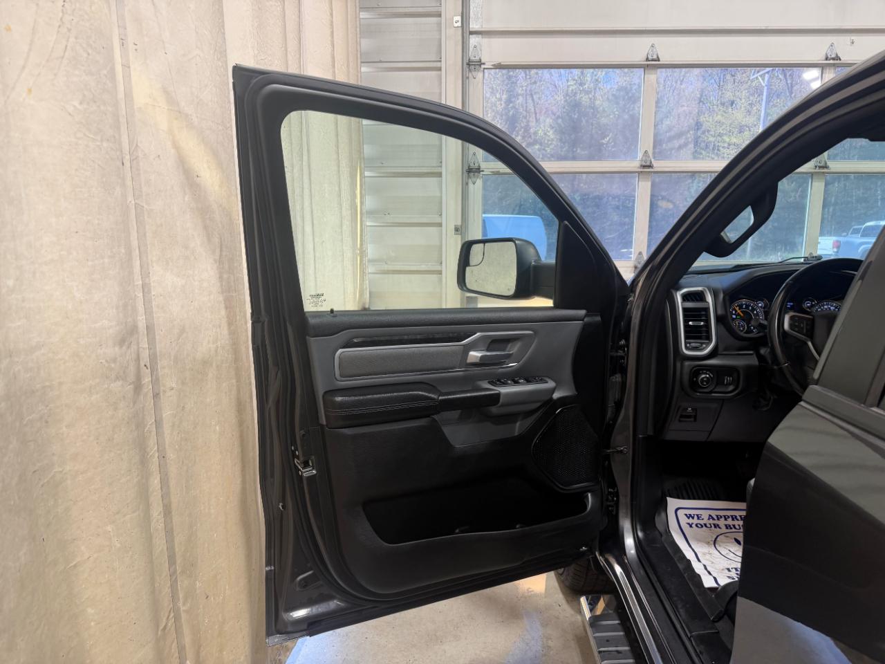RAM 1500 Big Horn 4x4 Quad Cab 6'4" Box 2022