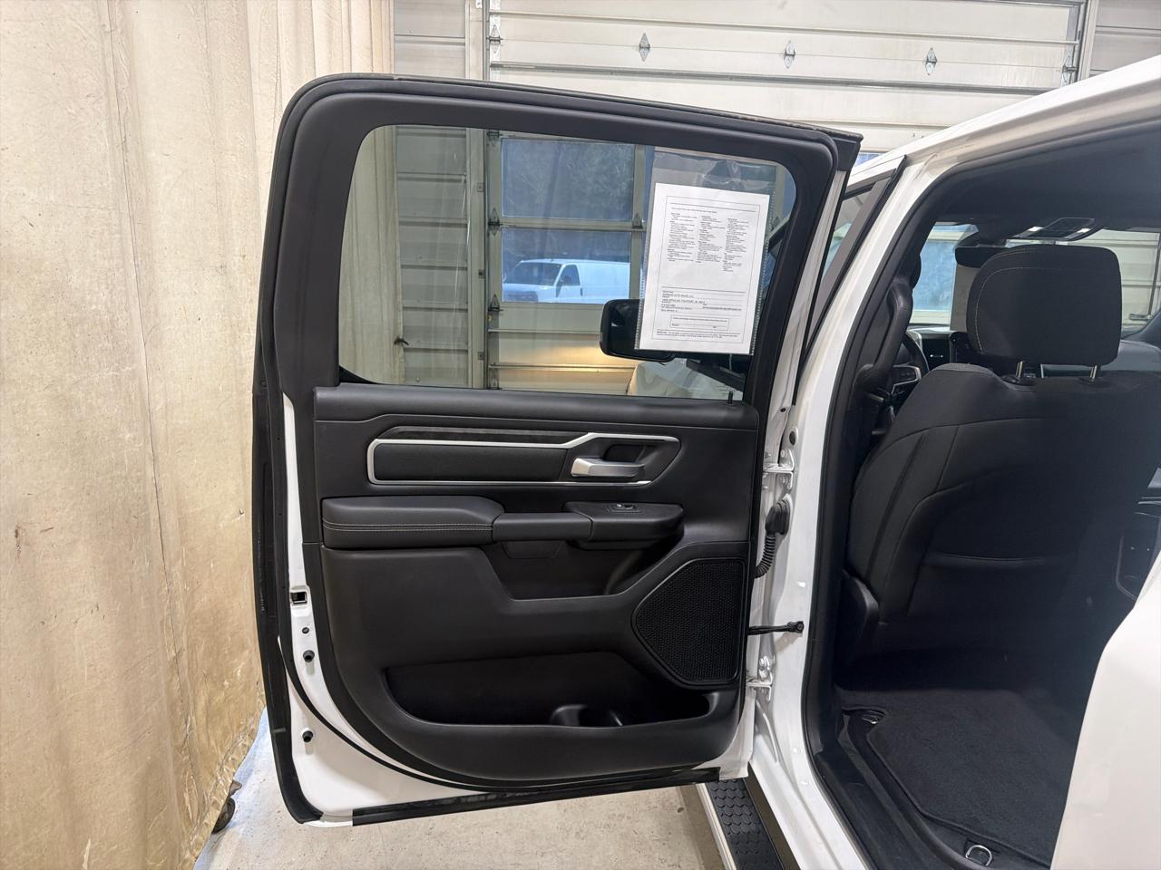 RAM 1500 Big Horn 4x4 Crew Cab 5'7" Box 2023
