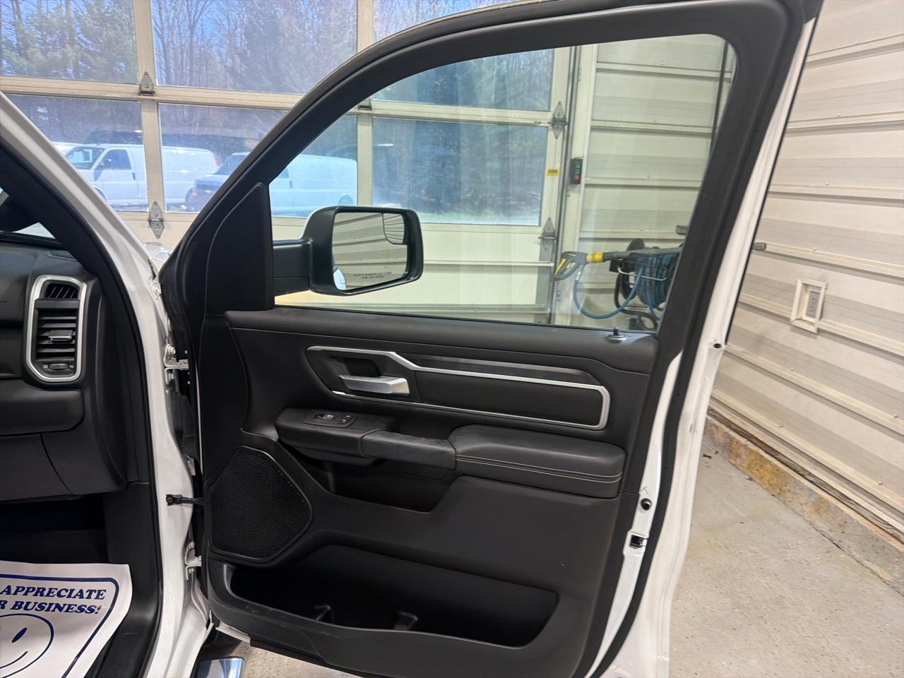 RAM 1500 Big Horn 4x4 Crew Cab 5'7" Box 2023