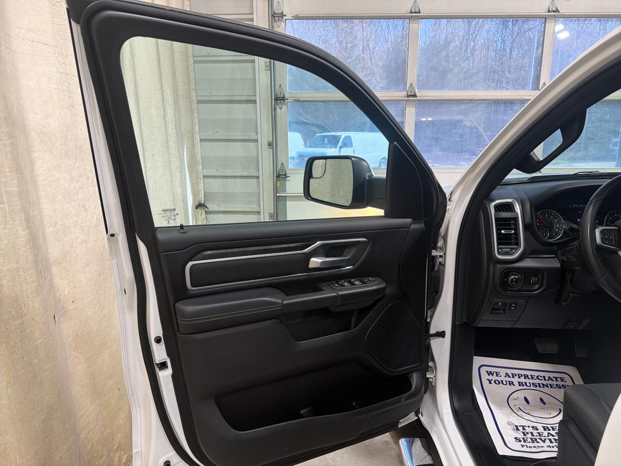 RAM 1500 Big Horn 4x4 Crew Cab 5'7" Box 2023