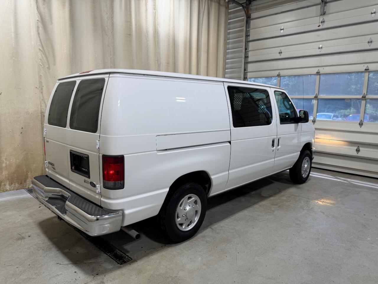 Ford Econoline Cargo Van E-150 Commercial 2011