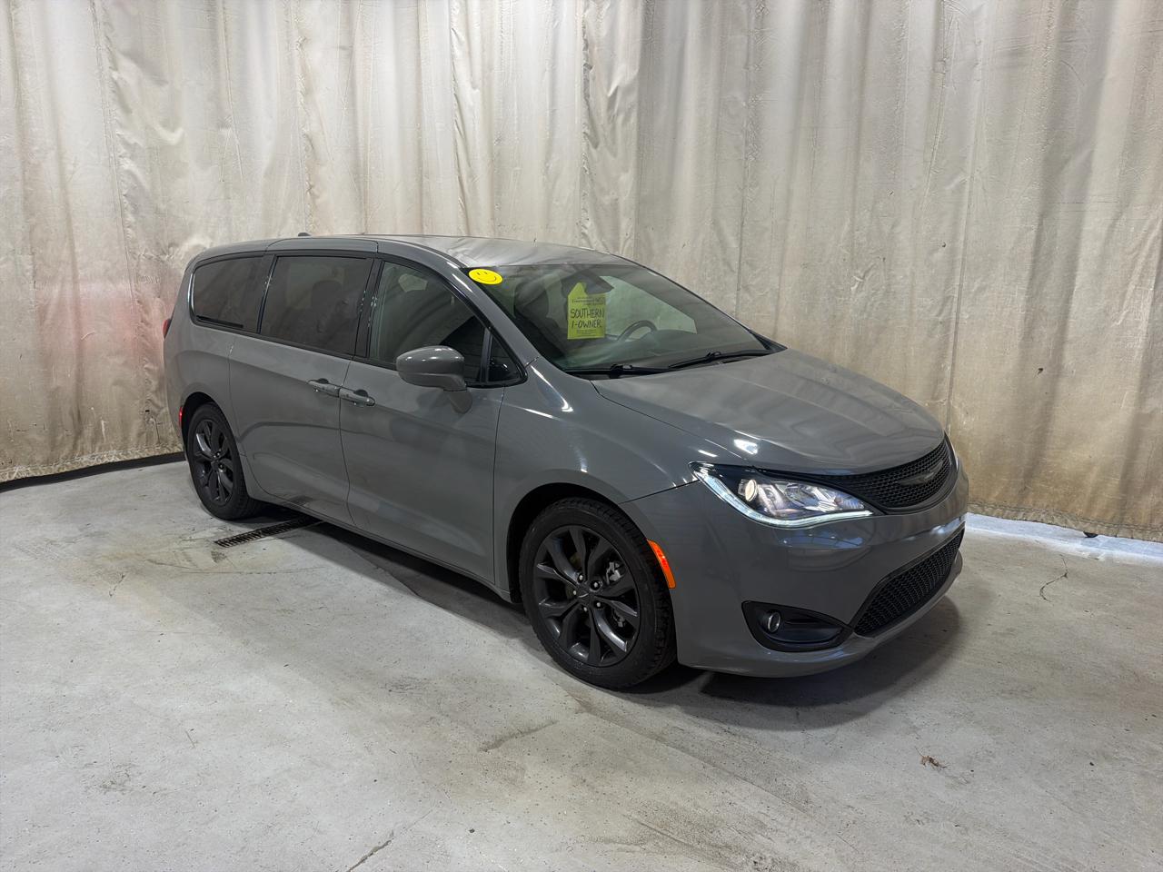 Chrysler Pacifica Touring FWD 2020