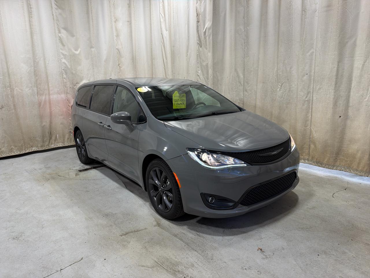 Chrysler Pacifica Touring FWD 2020