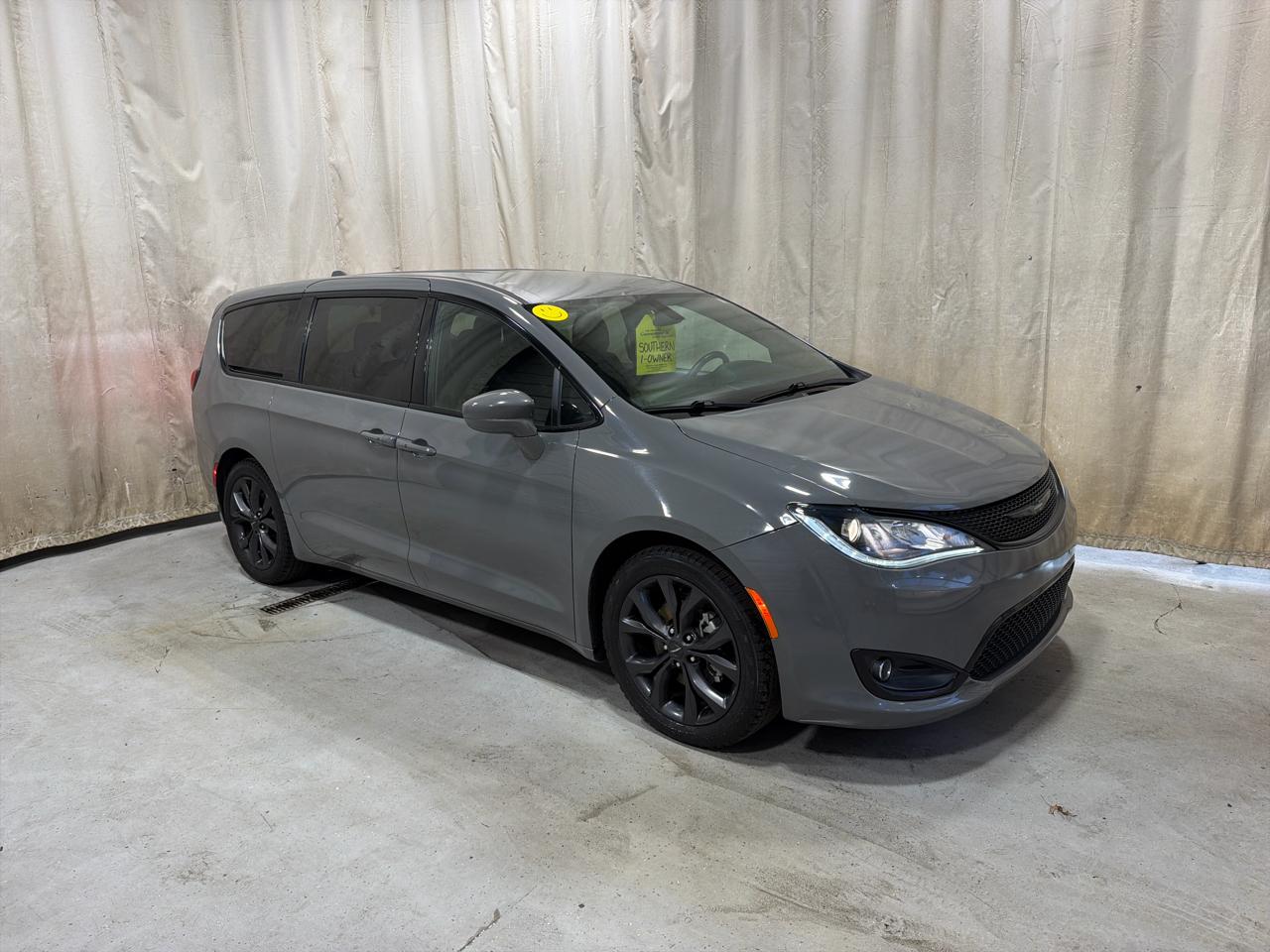 Chrysler Pacifica Touring FWD 2020