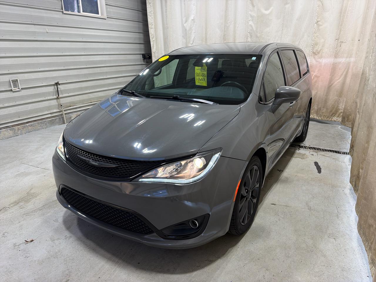 Chrysler Pacifica Touring FWD 2020