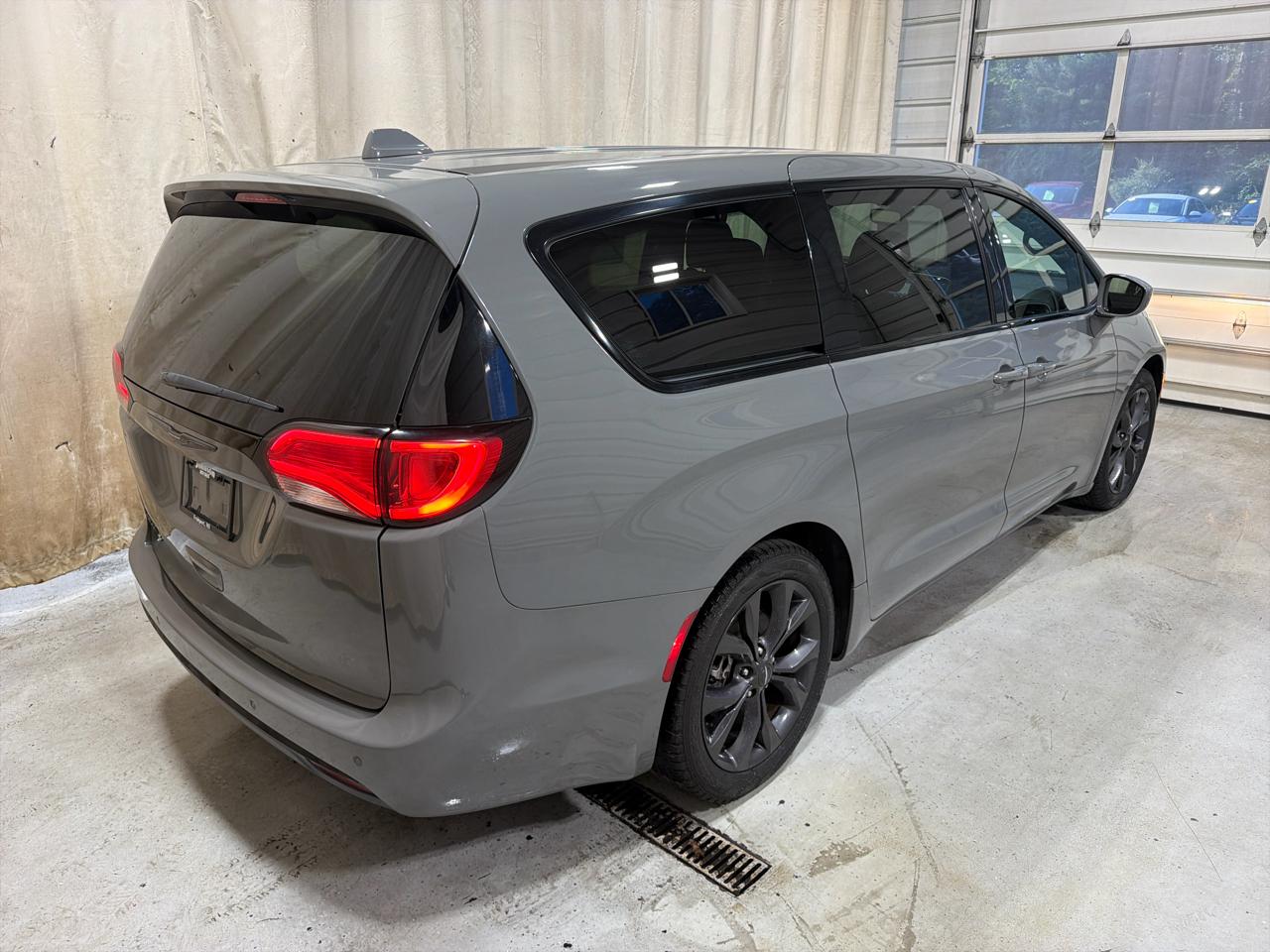 Chrysler Pacifica Touring FWD 2020