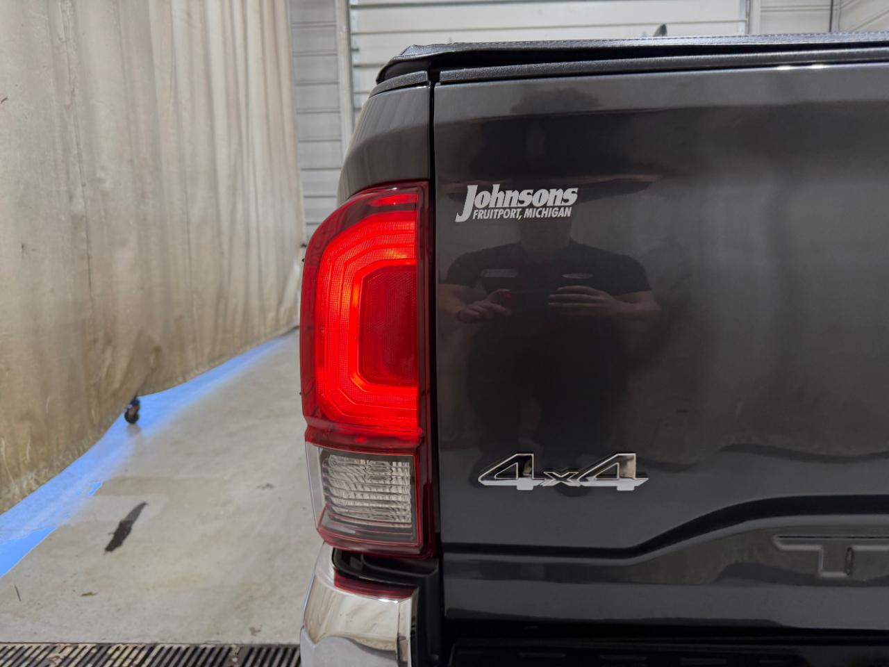 Toyota Tacoma 4WD SR5 Double Cab 5' Bed V6 AT (Natl) 2020