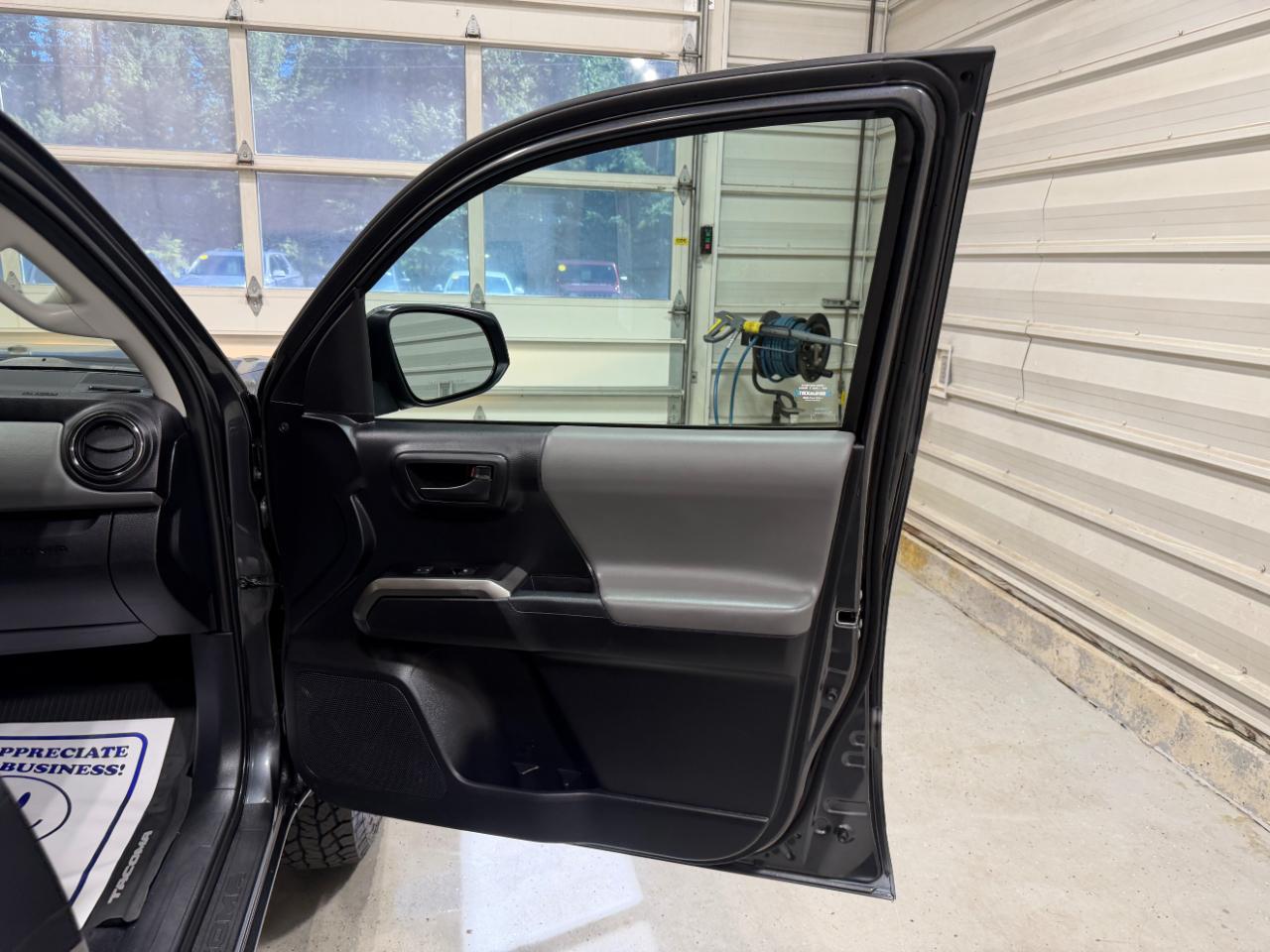 Toyota Tacoma 4WD SR5 Double Cab 5' Bed V6 AT (Natl) 2020