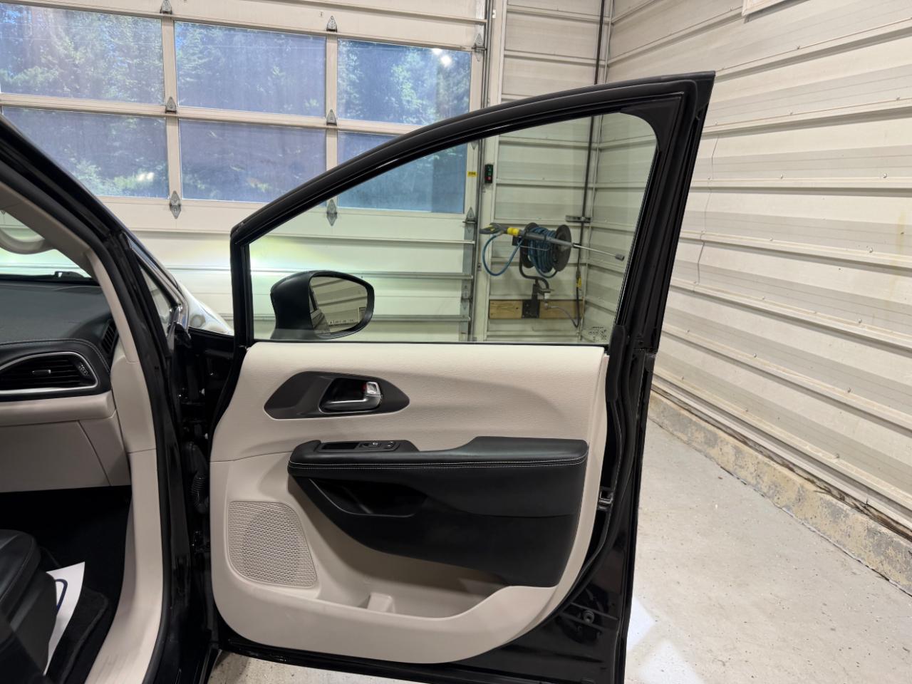 Chrysler Pacifica Touring L AWD 2023