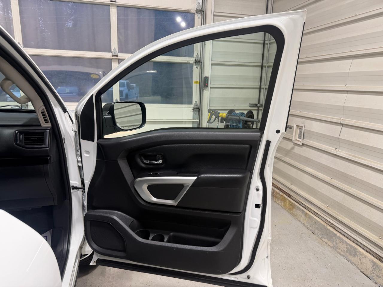 Nissan Titan 4x4 Crew Cab SV 2022