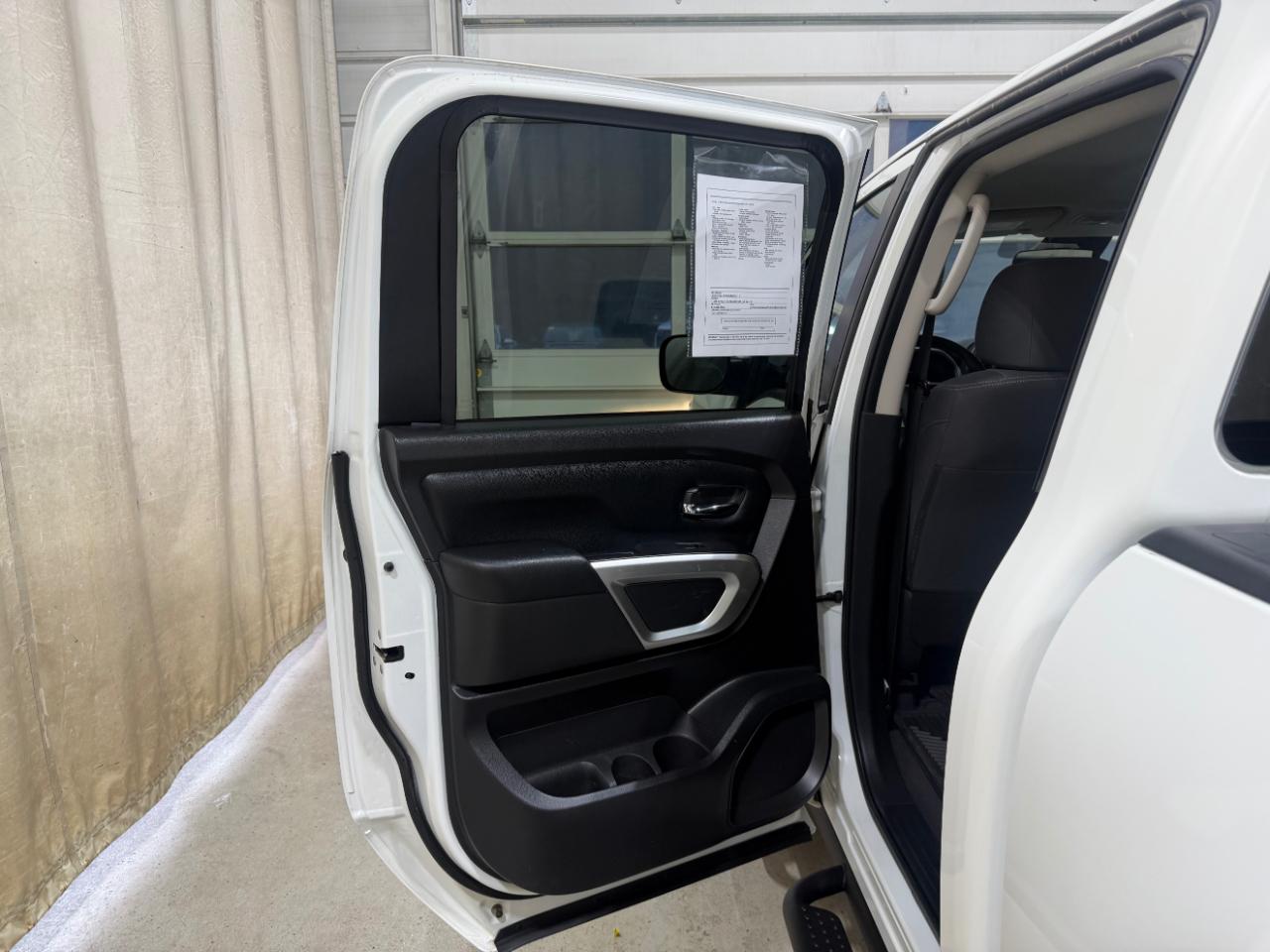Nissan Titan 4x4 Crew Cab SV 2022