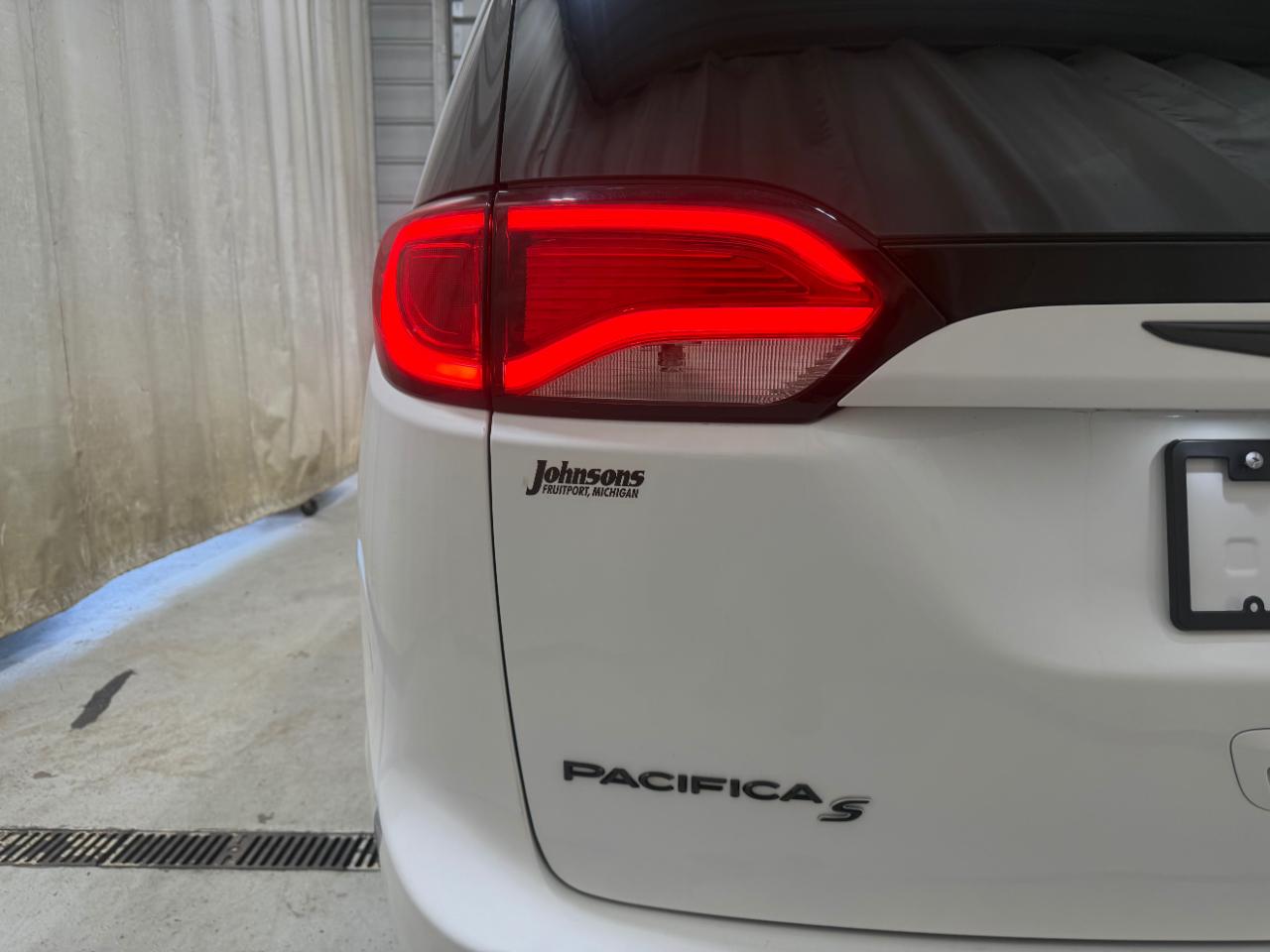 Chrysler Pacifica Touring L FWD 2019
