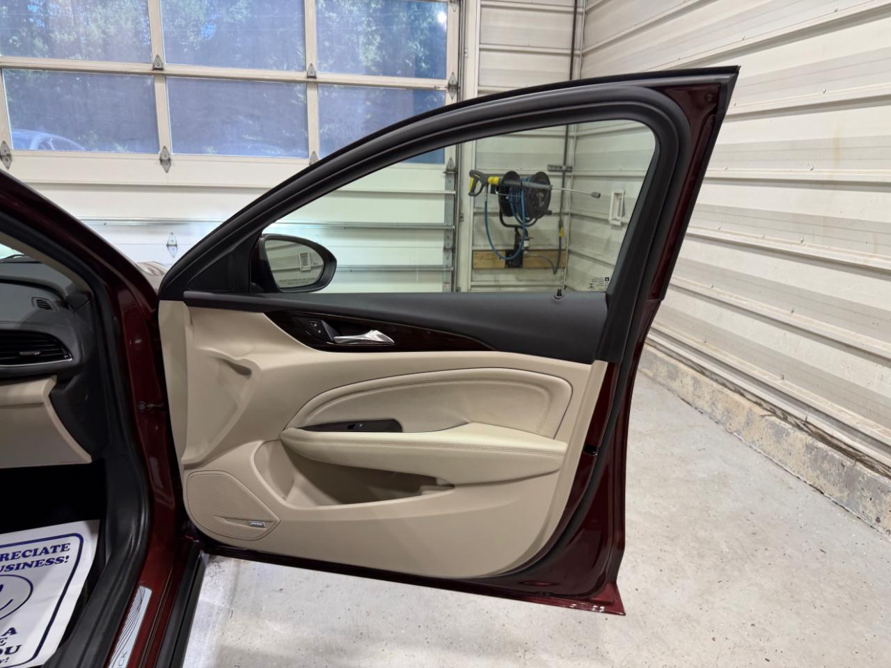 Buick Regal TourX 5dr Wgn Essence AWD 2018