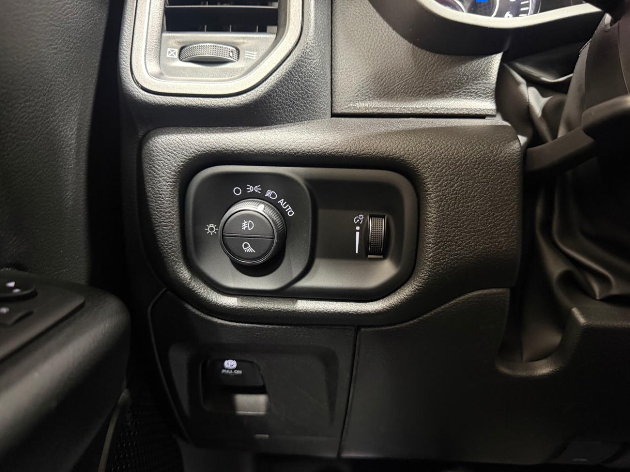 RAM 1500 Tradesman 4x4 Quad Cab 6'4" Box 2023