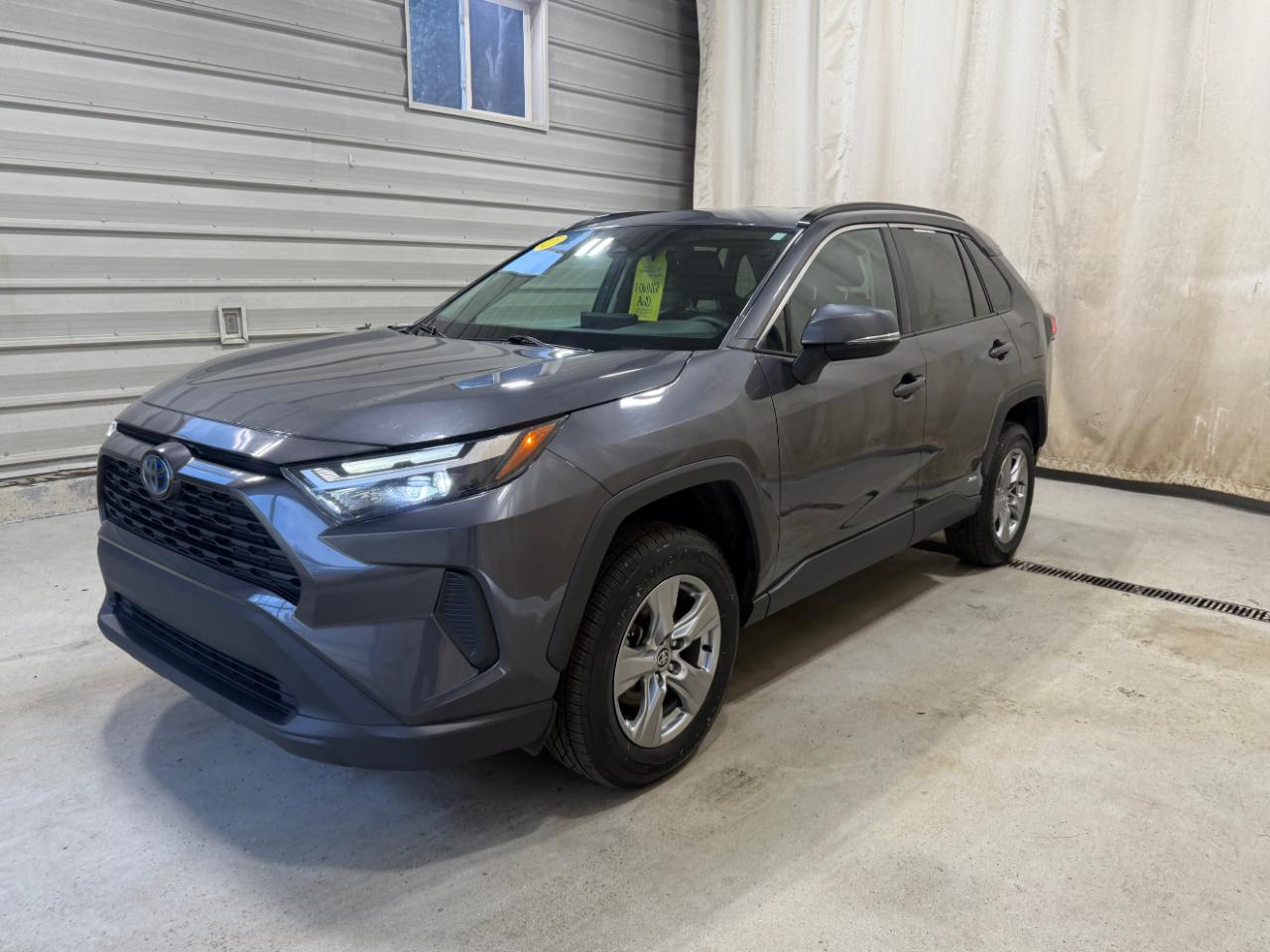 Toyota RAV4 Hybrid XLE AWD (Natl) 2024