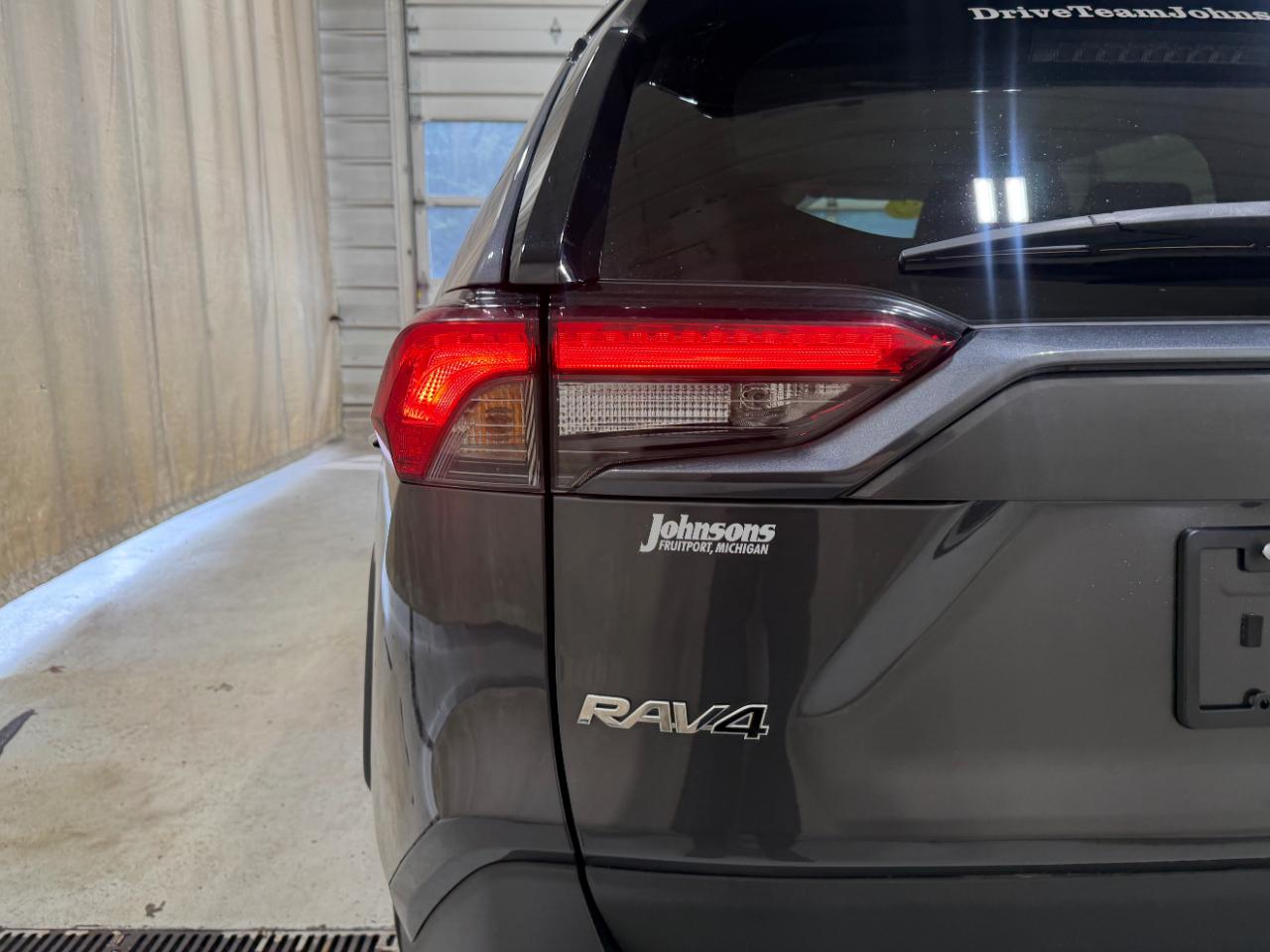 Toyota RAV4 Hybrid XLE AWD (Natl) 2024