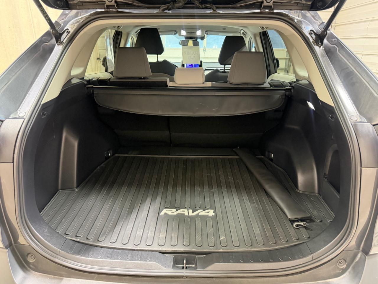 Toyota RAV4 Hybrid XLE AWD (Natl) 2024