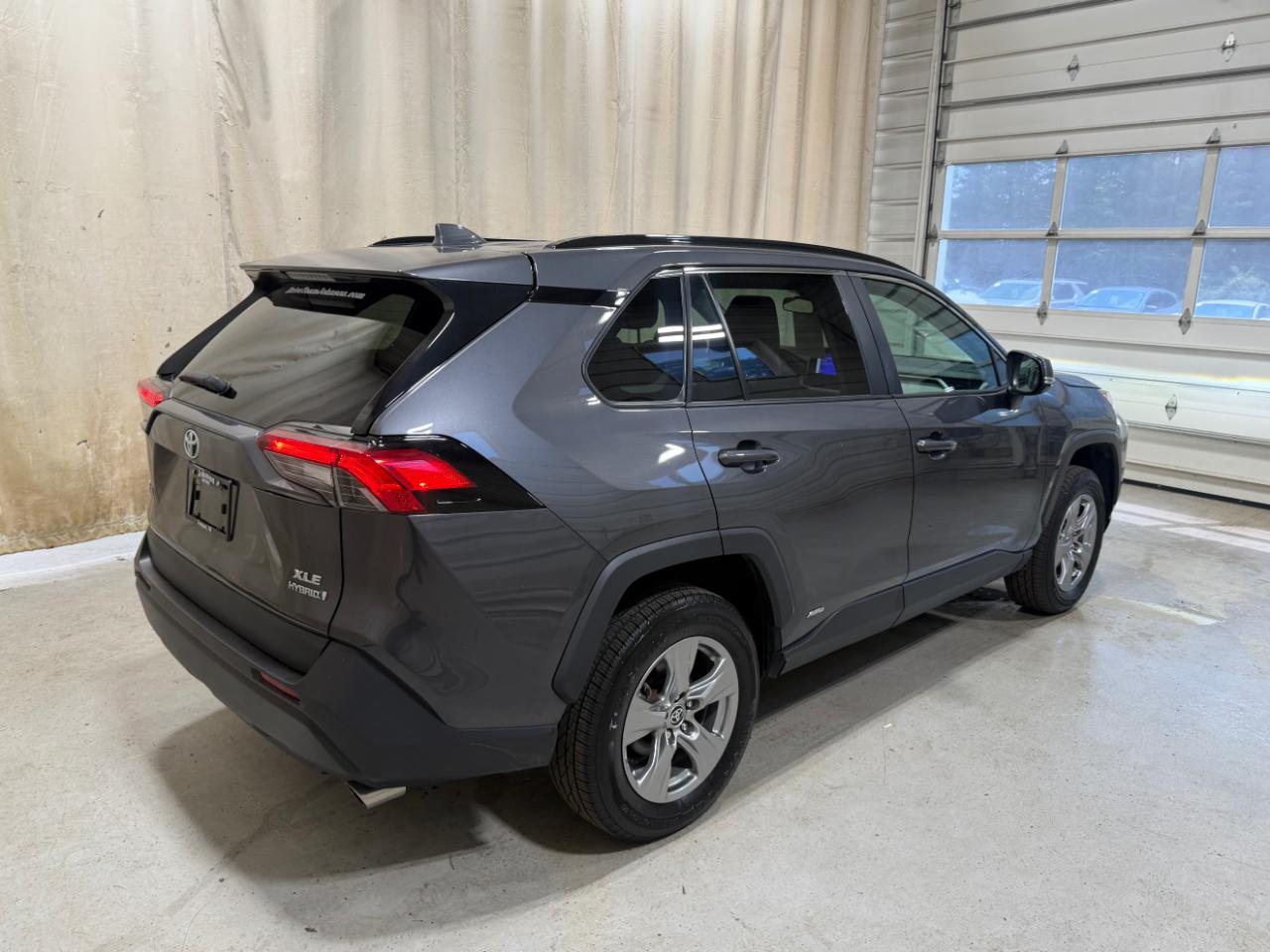 Toyota RAV4 Hybrid XLE AWD (Natl) 2024