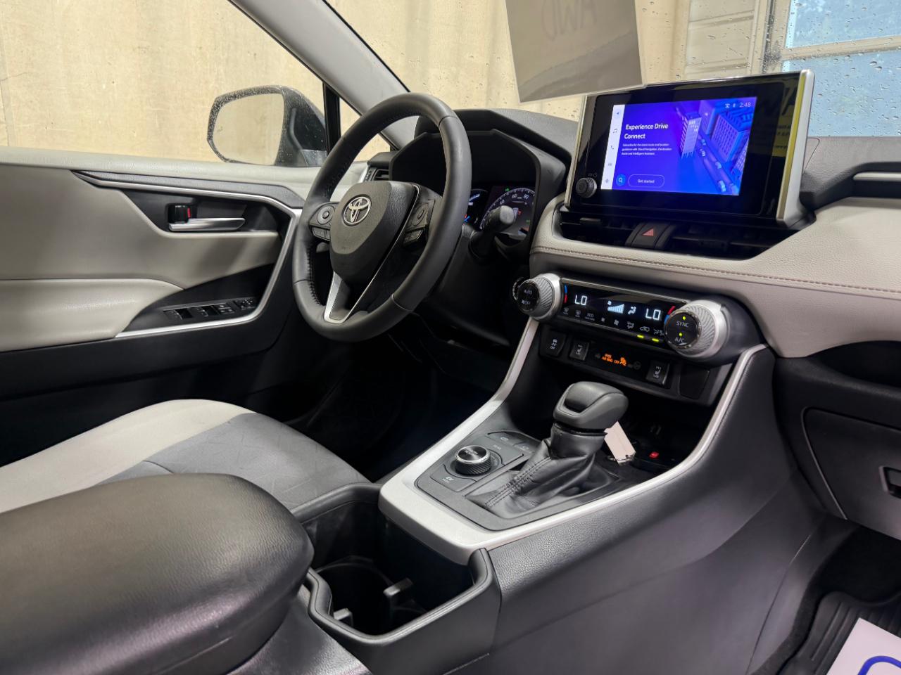 Toyota RAV4 Hybrid XLE AWD (Natl) 2024