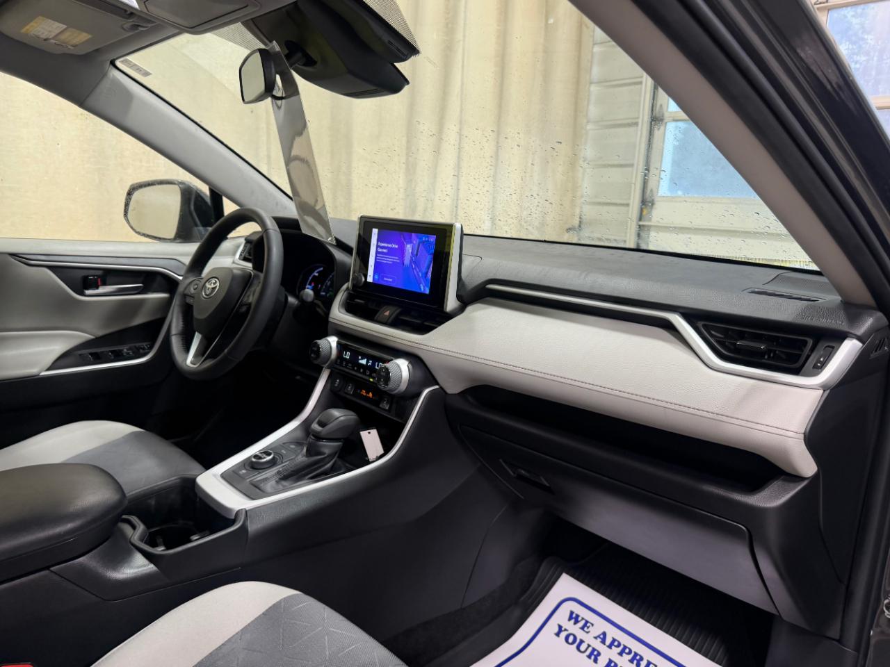 Toyota RAV4 Hybrid XLE AWD (Natl) 2024