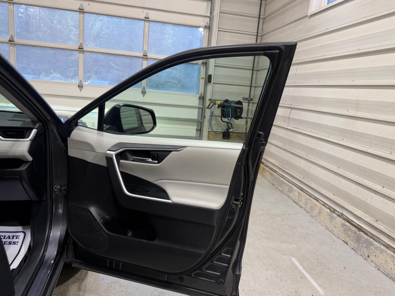 Toyota RAV4 Hybrid XLE AWD (Natl) 2024