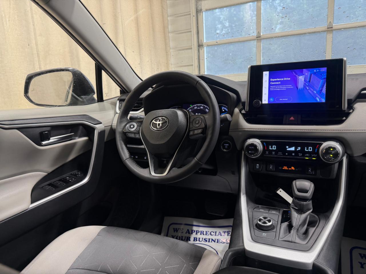 Toyota RAV4 Hybrid XLE AWD (Natl) 2024