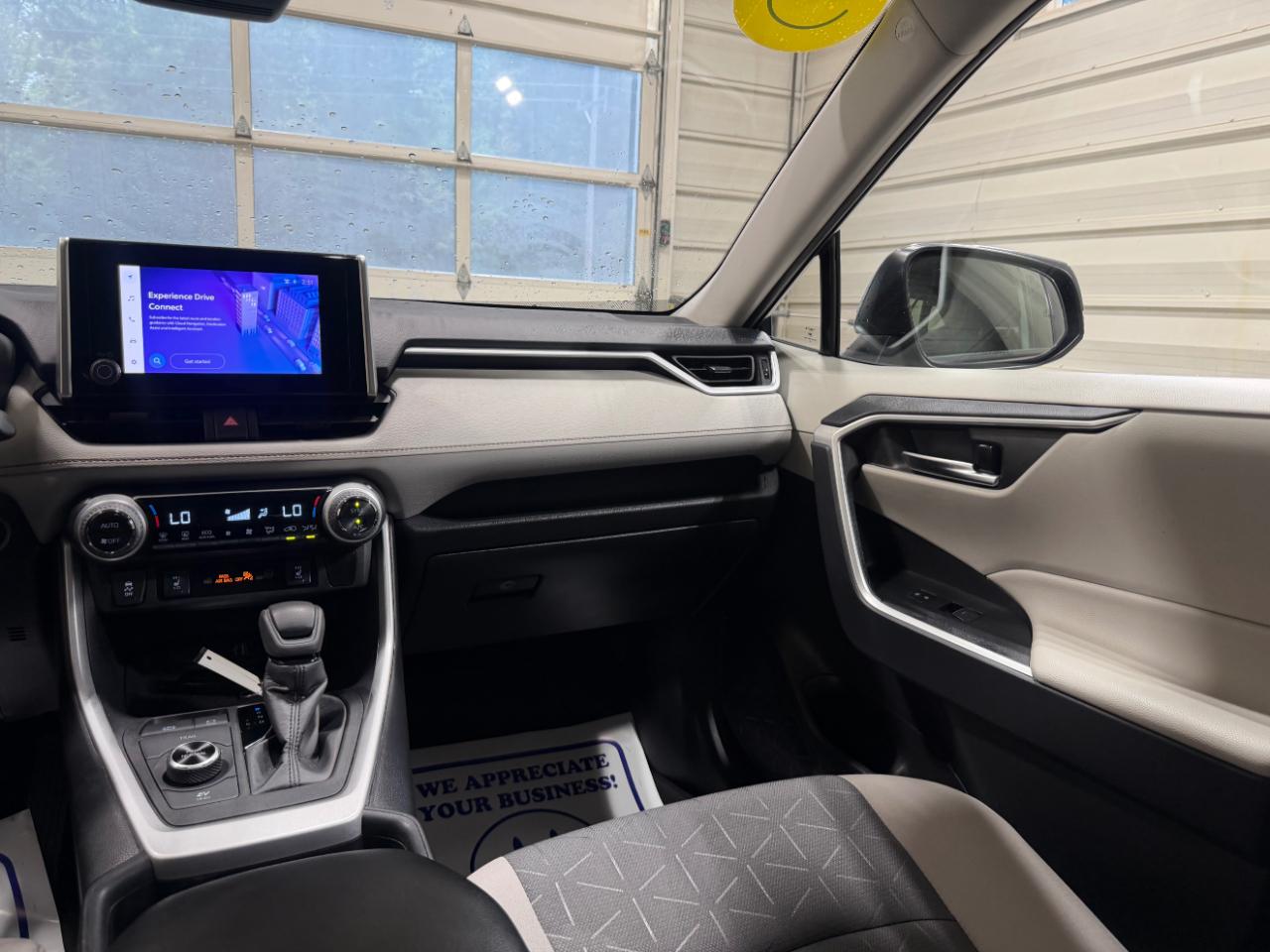 Toyota RAV4 Hybrid XLE AWD (Natl) 2024