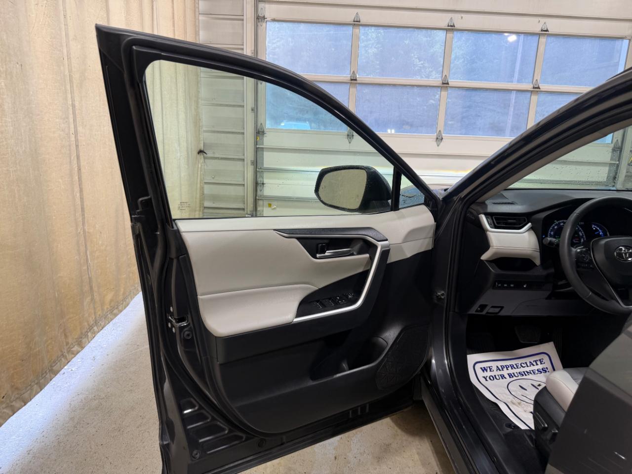 Toyota RAV4 Hybrid XLE AWD (Natl) 2024