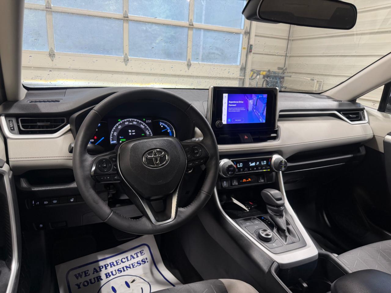 Toyota RAV4 Hybrid XLE AWD (Natl) 2024